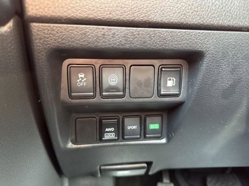 Used 2020 Nissan Rogue SV image 18