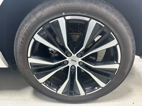 Certified 2025 Volvo XC60 B5 Plus image 6