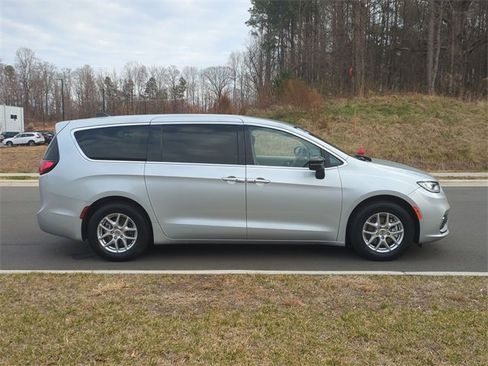 Used 2024 Chrysler Pacifica Touring-L image 14