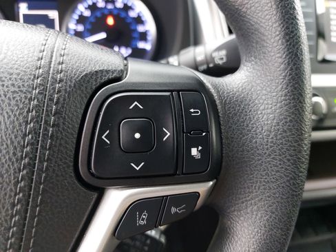 Used 2019 Toyota Highlander LE FWD image 19