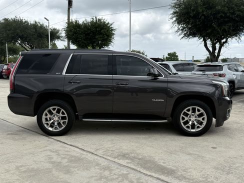 Used 2017 GMC Yukon SLT image 3