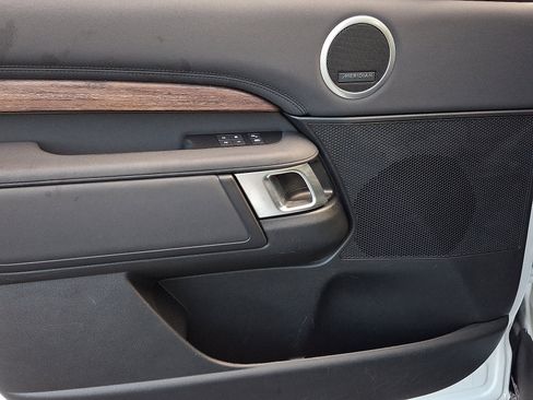 Used 2020 Land Rover Discovery HSE image 12