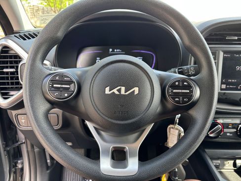 Used 2025 Kia Soul LX w/ LX Technology Package FWD image 27