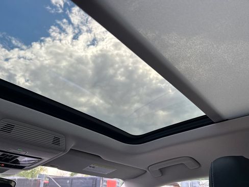 Used 2025 Volkswagen Tiguan SE w/ Panoramic Sunroof Package AWD/4WD image 22