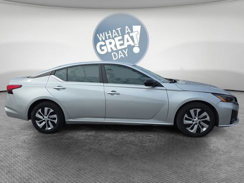 Used 2023 Nissan Altima 2.5 S FWD image 2