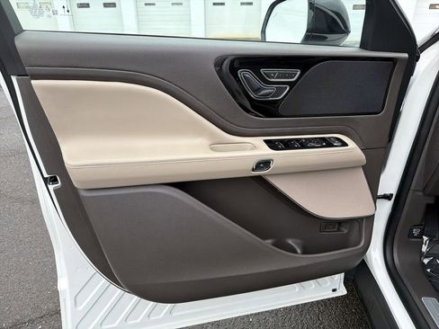 Used 2023 Lincoln Aviator AWD w/ Premium Package image 10