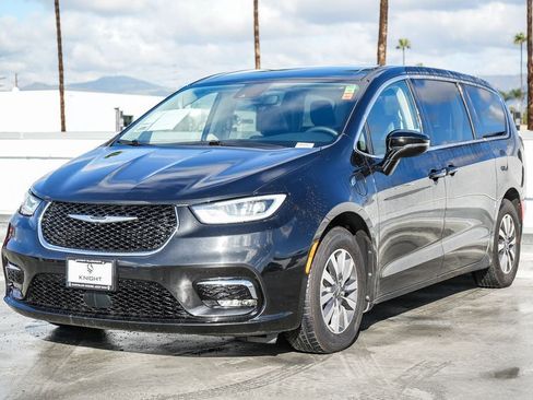 Certified 2024 Chrysler Pacifica Select image 4