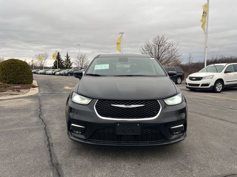 Used 2023 Chrysler Pacifica Touring-L image 2