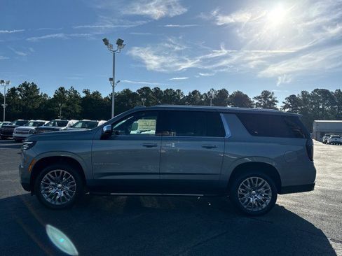 New 2025 Chevrolet Suburban Premier image 6