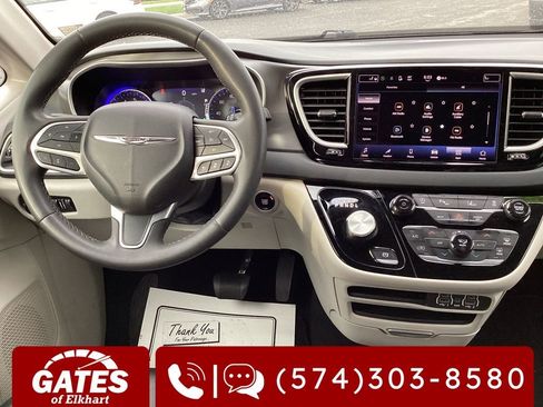 Used 2023 Chrysler Pacifica Touring-L image 16