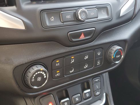 Used 2018 GMC Terrain SLE FWD image 28