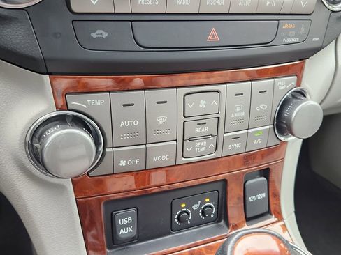 Used 2012 Toyota Highlander Limited w/ Tow Pkg image 24