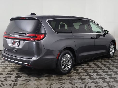 Used 2023 Chrysler Pacifica Touring-L FWD image 10