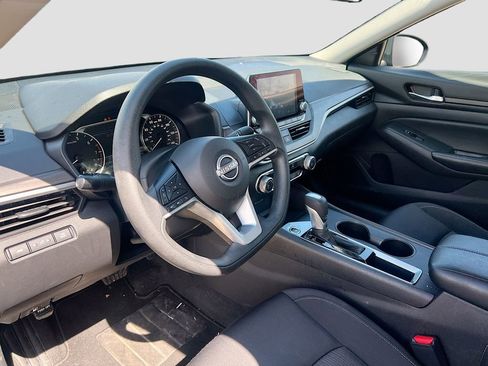 Used 2025 Nissan Altima 2.5 SV image 9