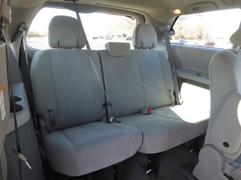 Used 2016 Toyota Sienna L image 28