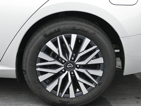 Used 2024 Nissan Altima 2.5 SV image 15