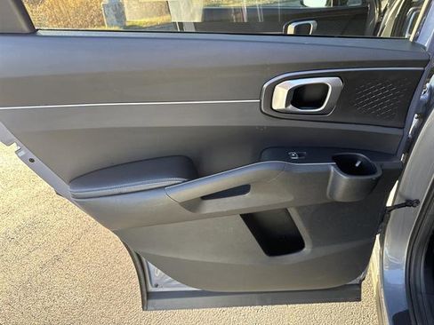 Used 2022 Kia Sorento LX image 16