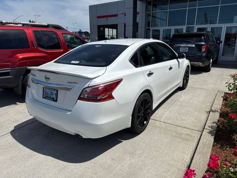 Used 2013 Nissan Altima 3.5 SL w/ Technology Pkg FWD image 3