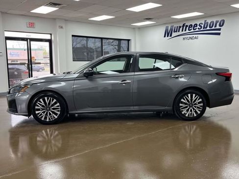 Used 2024 Nissan Altima 2.5 SV FWD image 9