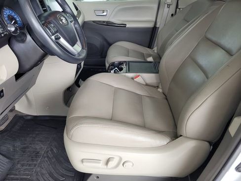 Used 2017 Toyota Sienna XLE Premium image 17