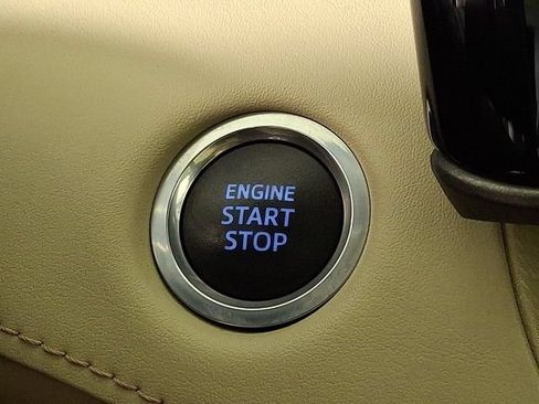 Used 2020 Toyota Highlander XLE AWD/4WD image 23