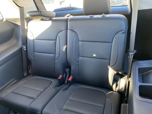 Used 2023 GMC Acadia SLT image 13