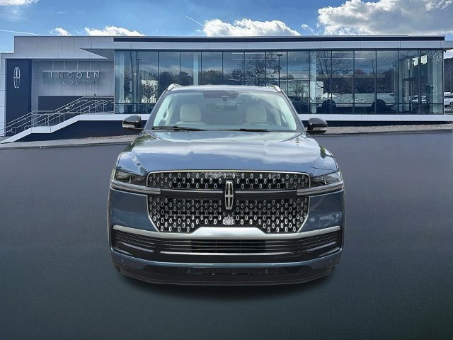 New 2027 Lincoln Navigator Premiere AWD/4WD image 2