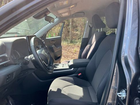 Used 2025 Toyota Highlander LE image 27