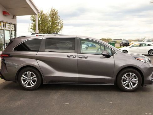 Used 2021 Toyota Sienna Platinum AWD/4WD image 4