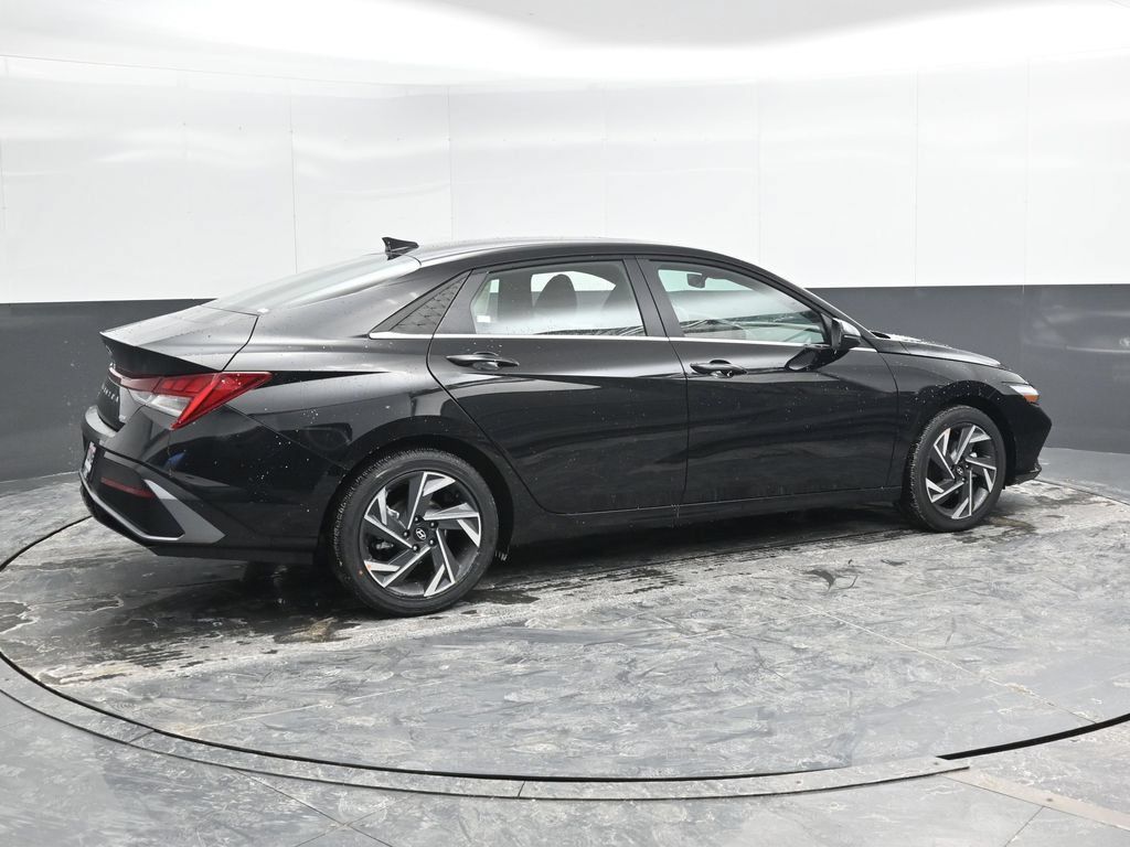 Used 2026 Hyundai Elantra Limited w/ Cargo Package FWD image 3