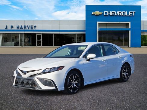 Used 2024 Toyota Camry SE image 3