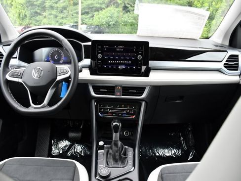 New 2025 Volkswagen Taos SE image 18