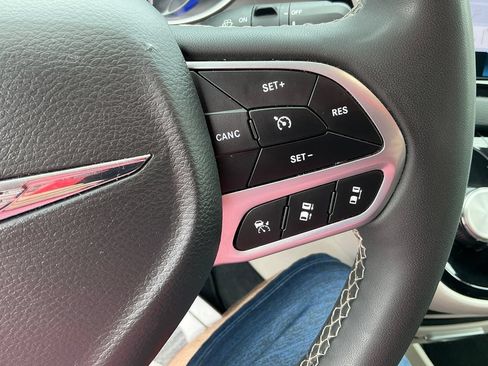 Used 2023 Chrysler Pacifica Touring-L FWD image 25