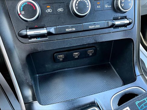 Used 2022 Kia Carnival LX FWD image 16