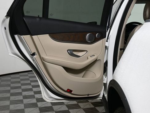 Used 2019 Mercedes-Benz GLC 300 4MATIC image 32