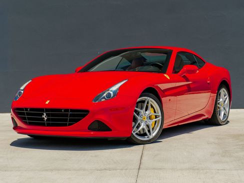 Used 2016 Ferrari California T RWD image 3