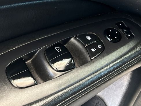 Used 2020 Nissan Pathfinder SL FWD image 14