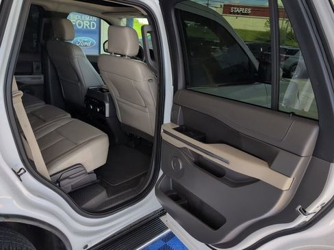 Used 2019 Ford Expedition XLT w/ Equipment Group 202A AWD/4WD image 29