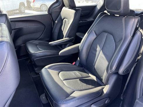 Used 2022 Chrysler Pacifica Touring-L w/ S Appearance Package image 12