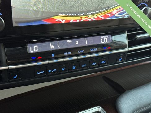 Used 2024 Toyota Sienna XLE image 19