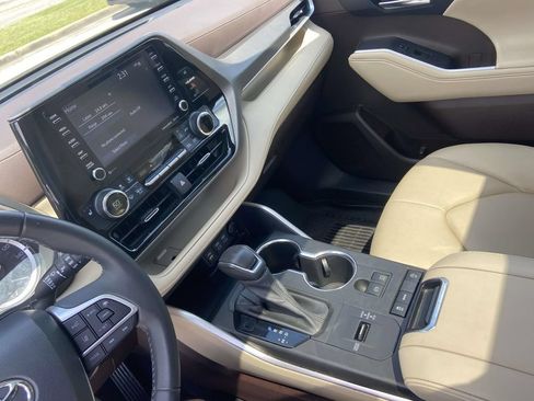 Used 2022 Toyota Highlander XLE FWD image 27