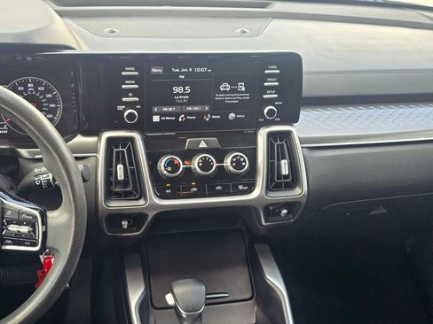 Used 2022 Kia Sorento LX FWD image 17