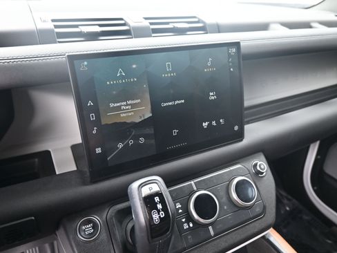 Used 2024 Land Rover Defender 130 X-Dynamic SE image 15