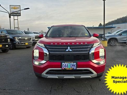 Used 2022 Mitsubishi Outlander SE image 2