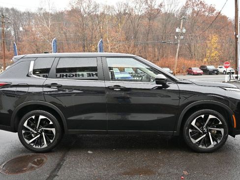 Used 2024 Mitsubishi Outlander SE Black Edition image 9