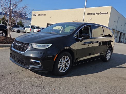 Used 2023 Chrysler Pacifica Touring-L FWD image 1