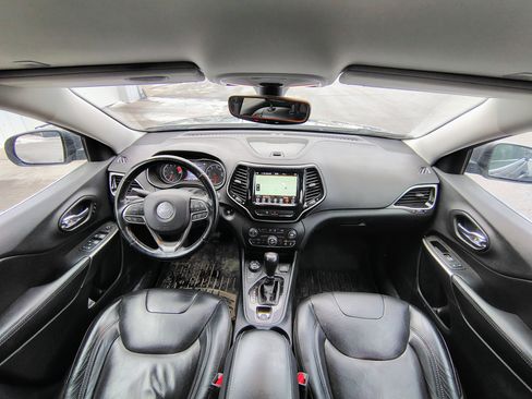 Used 2019 Jeep Cherokee Limited image 2