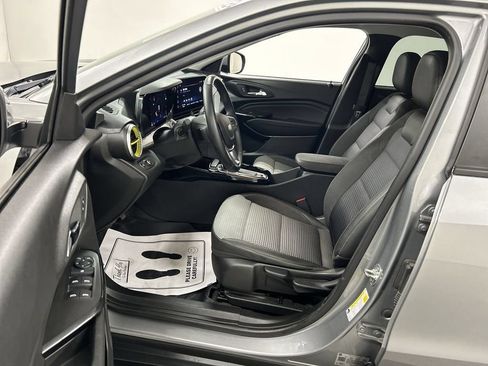 Used 2024 Chevrolet Trax LT w/ LT Convenience Package FWD image 9