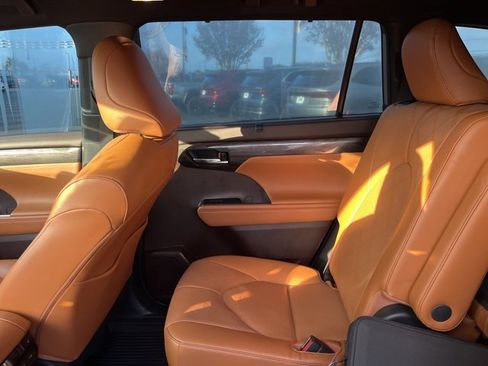 Used 2021 Toyota Highlander Platinum image 15