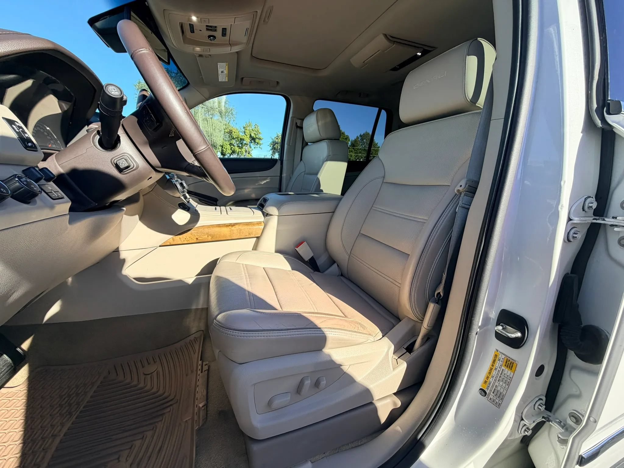 Used 2017 GMC Yukon Denali w/ Open Road Package AWD/4WD image 10